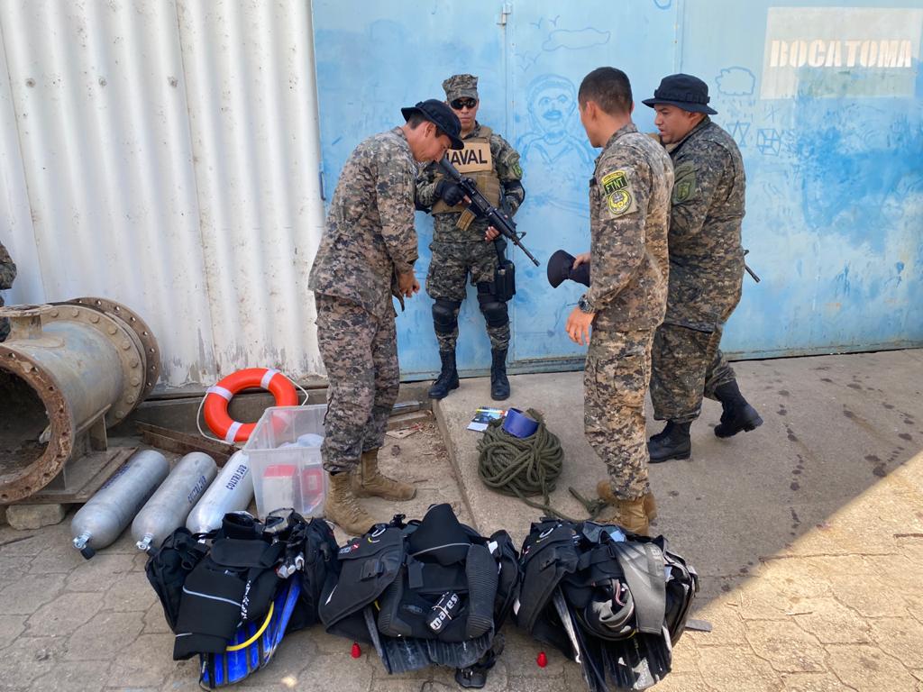 Buzos se sumergen en los tanques de extracción de agua en Las Pavas para verificar limpieza buzos-se-sumergen-en-los-tanques-de-extraccion-de-agua-en-las-pavas-para-verificar-limpieza